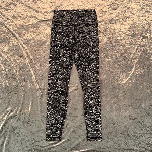 Lululemon Black & White Tie Dye Pattern Leggings Size 6